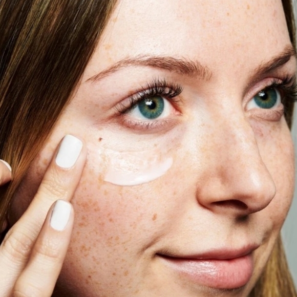 Farmacy | Cheer Up Brightening Vitamin C Eye Cream - Picture 4 of 16